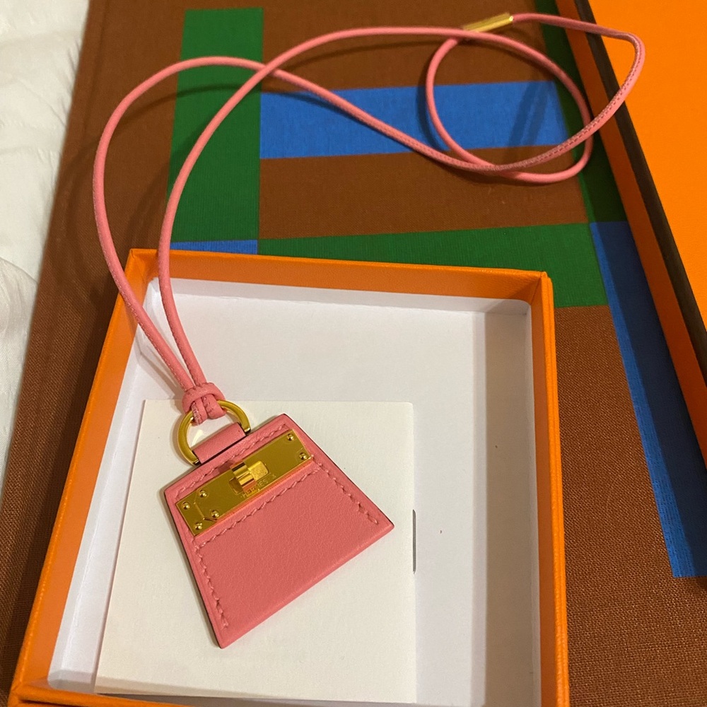 HERMÈS MONPETITKELLY PRINTED PENDANT NECKLACE - Picture 7 of 16